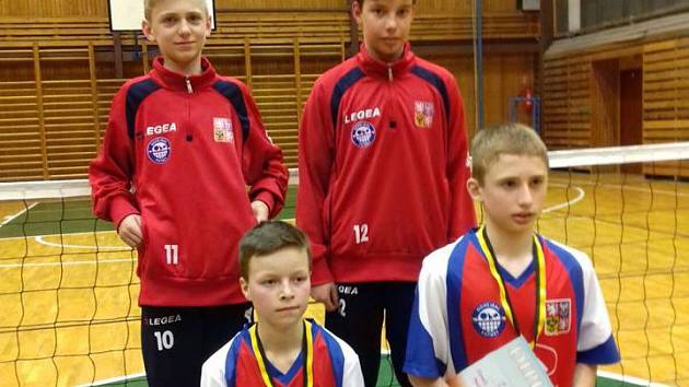 STŘÍBRŠTÍ nohejbalisté v barvách Česka, nahoře Josef Čižický a Lukáš Tolar (ČR U12 „A“), dole Ondřej Fries a Pavel Gaszczyk (ČR U 12 „B“).