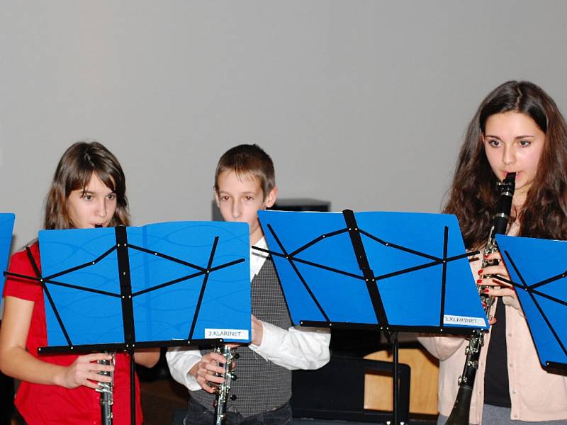 Přes dvě stě posluchačů se vměstnaly do auly stříbrského gymnázia, kde se konal Vánoční koncert žáků ZUŠ Stříbro. 