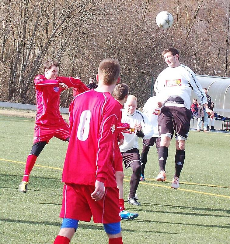 Přípravný zápas FK Tachov – Hvězda Cheb se hrál za slunečného počasí na umělé trávě v Tachově. 