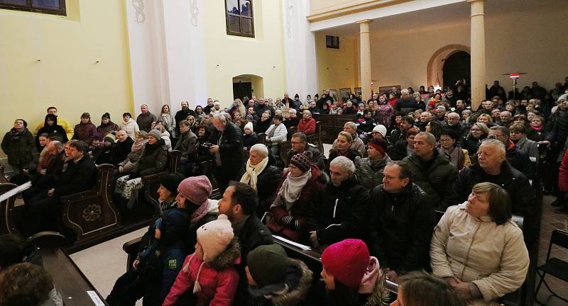 Koncert rekordně zaplnil kostel, zpěvačka lákala anděly