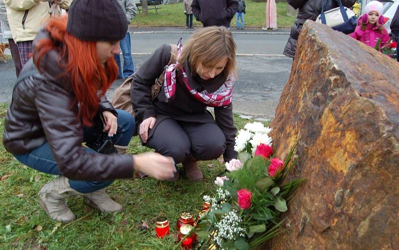 Na oběti neštěstí si přišly zavzpomínat desítky lidí