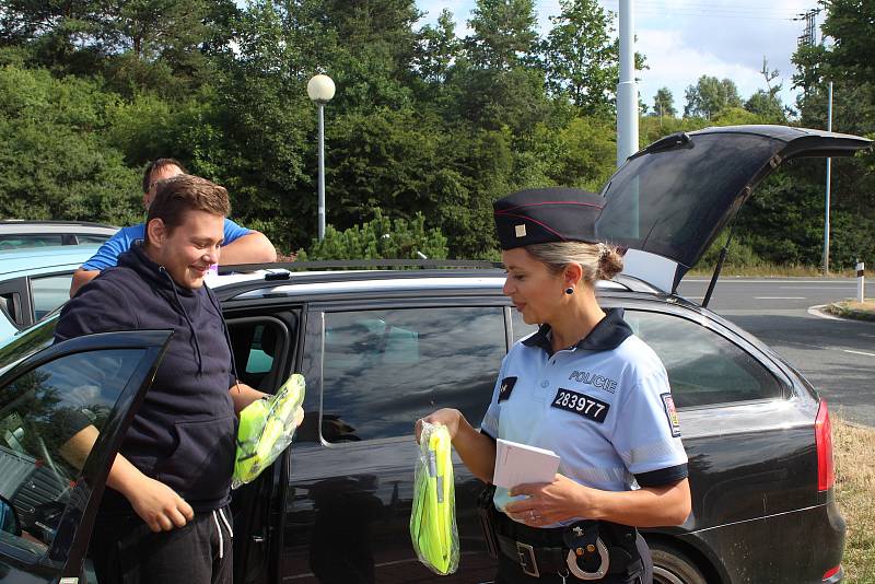 Policisté rozdali padesát vest