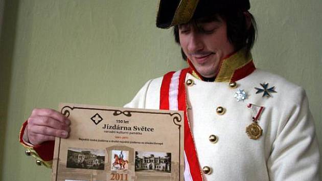 Pavel Voltr v historické uniformě s nově vydaným kalendářem jízdárny ve Světcích.