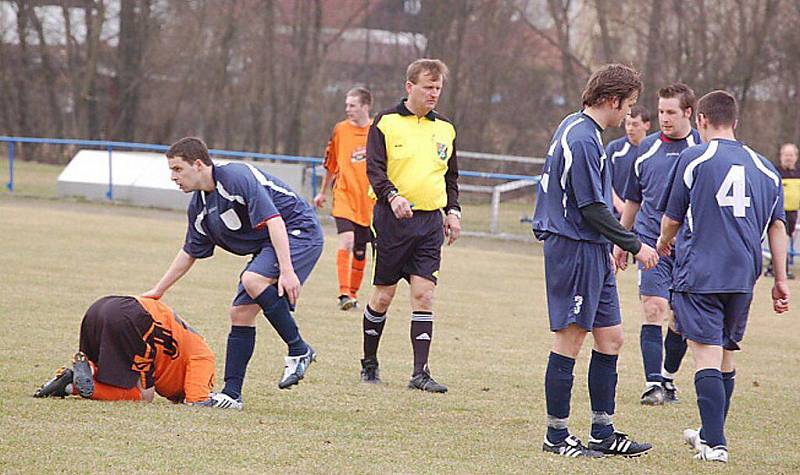 Fotbal–II. třída: Ve 14. kole přišlo do ochozů 517 diváků, kteří viděli 35 branek. 