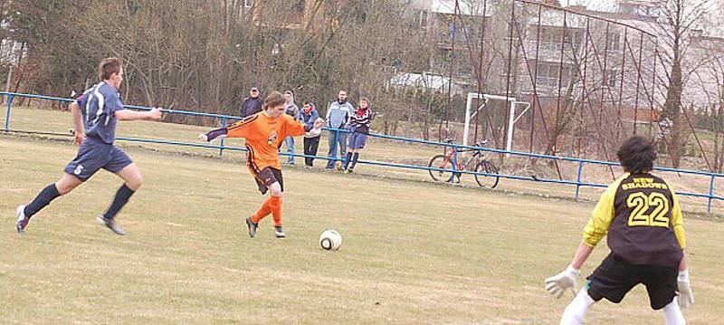 Fotbal–II. třída: Ve 14. kole přišlo do ochozů 517 diváků, kteří viděli 35 branek. 