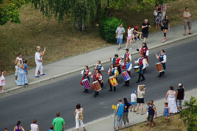 Historické slavnosti v Tachově pohledem z věže kostela.