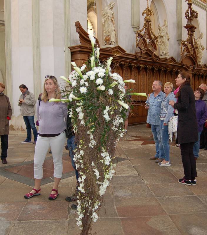 Víkendové komentované prohlídky v kladrubském klášteře se tentokráte nesly v duchu 340 výročí od narození od narození Santiniho Aichela. Návštěvníci si prohlédli květinové vazby, které připomínaly některé jeho stavby.