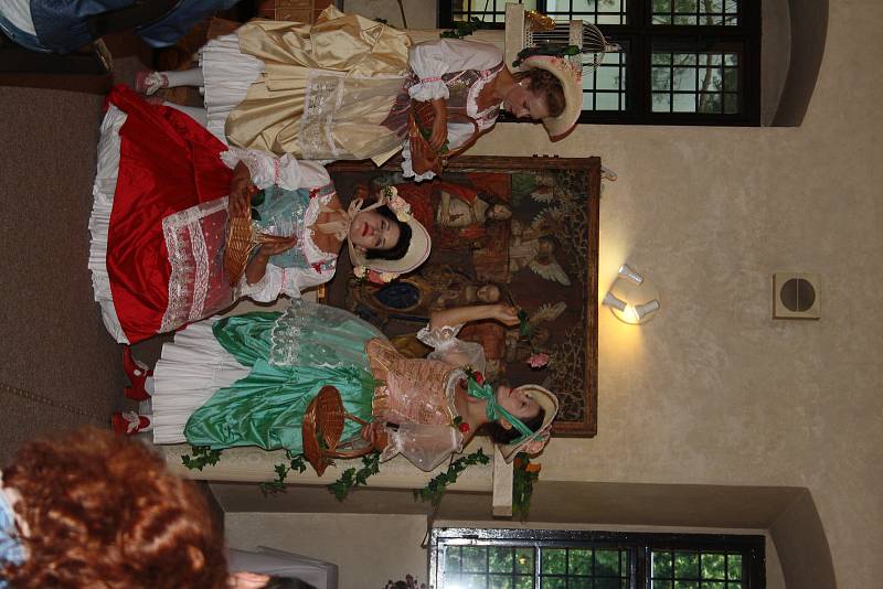Při Barokních slavnostech v Muzeu Českého lesa se mohli zájemci naučit základy tanců z doby baroka.