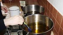 RUČNÍ VÝROBA mýdla příliš náročnou technologii nepotřebuje. Základem je kuchyňka s velkými hrnci, kde se ingredience (rostlinné oleje, louh, bylinky a esenciální oleje) za studena smíchají.