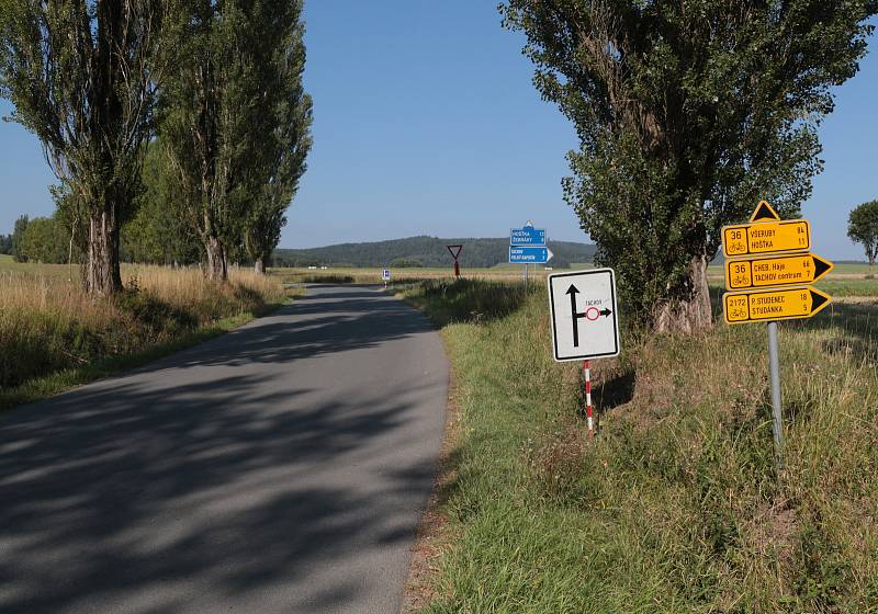 Opravují jednu z nejhorších silnic Tachovska. Uzavírka je mezi okrajem Tachova u sídliště Rapotín, přes Nový Rapotín a Částkovem.