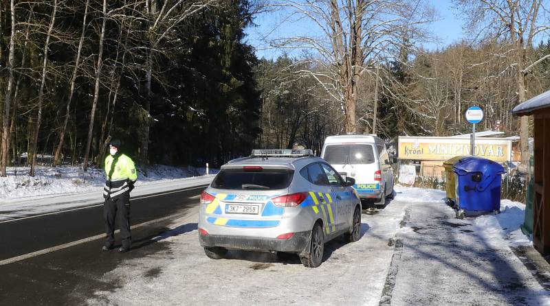 Policejní kontrola ve Sklářích.