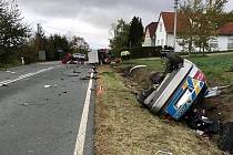 Policejní auto skončilo po srážce s traktorem v příkopu.