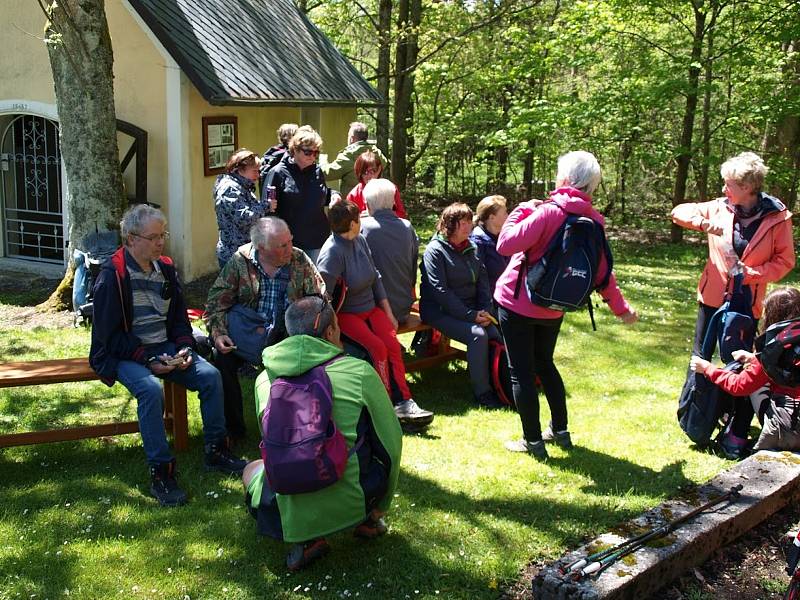 Vzpomínkového pochodu Lidických žen se na Tachovsku v sobotu účastnilo na padesát zájemců o turistiku a historii konce druhé světové války.