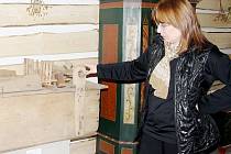 Ředitelka Muzea Českého Lesa v Tachově Jana Hutníková ukázala obří velikonoční hrkačku, která byla původně v kostele v Hazlově na Chebsku.