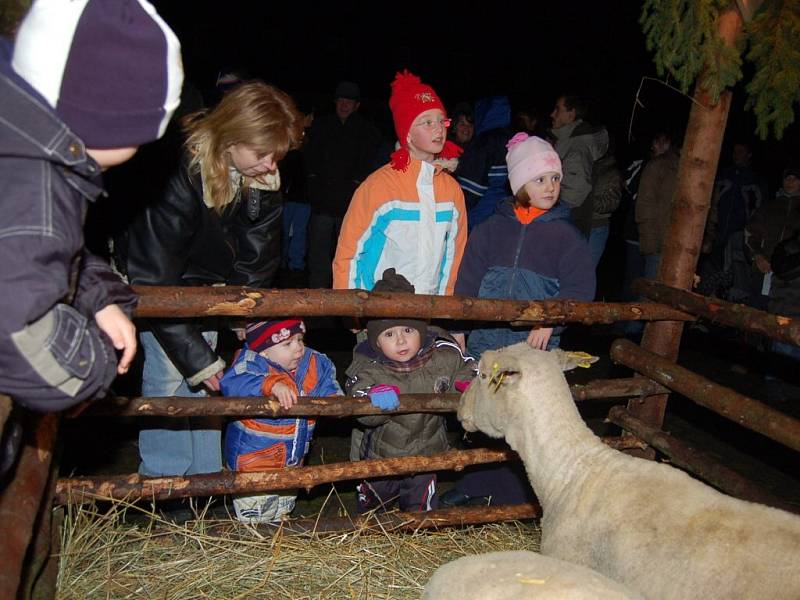 Ve Starém Sedle zpívali lidé u živého betlému. 