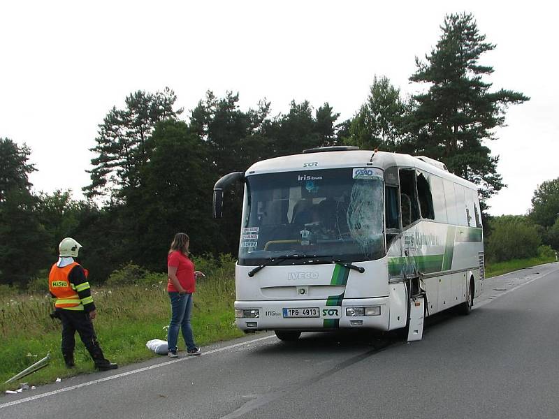 Nehoda kamionu a autobusu u Chodové Plané na Tachovsku