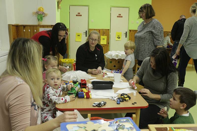 Mateřinka v Halži pozvala rodiče s dětmi, ale také veřejnost, do své druhé třídy na Vánoční dílničky.