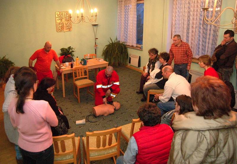 Profesionální záchranáři seznamují veřejnost se zásadami poskytování první pomoci. 