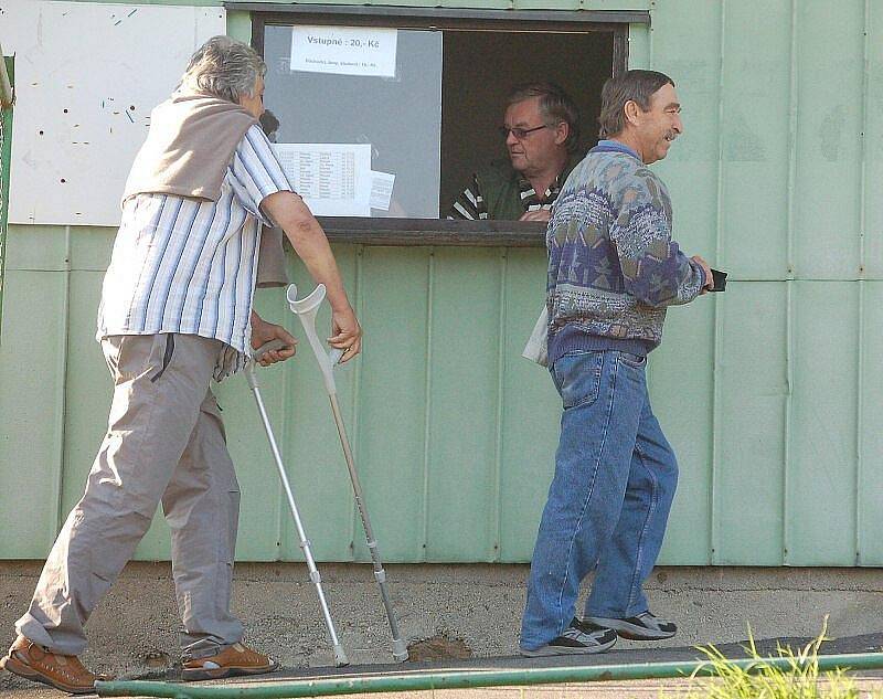 Na trávnících a v ochozech bylo v šestém kole II. třídy někde velice rušno, opět padlo hodně branek