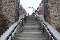 Rekonstruované schodiště do historického centra Stříbra.