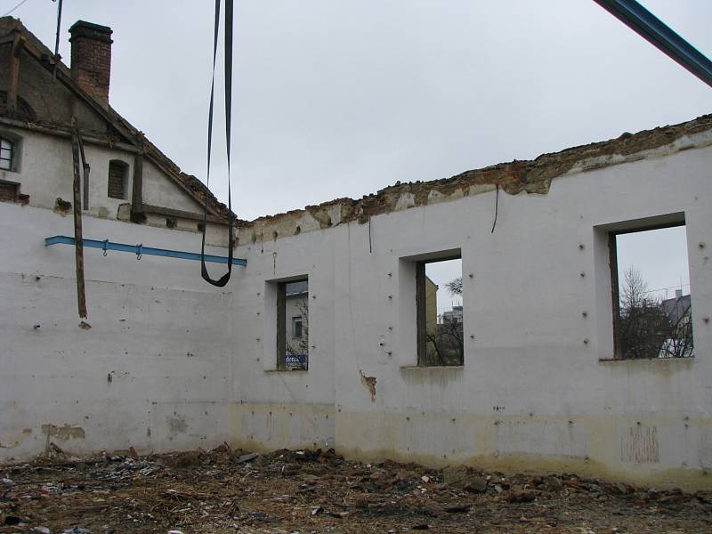 Sokolovna v Tachově v roce 2008, kdy došlo na demolici budovy.