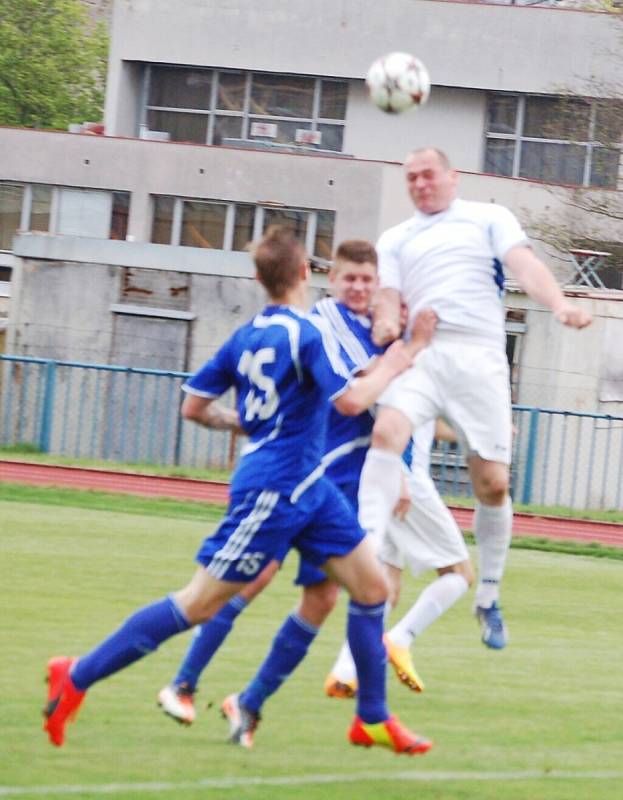 Ve 23. kole fotbalové divize vyhrál favorizovaný Tachov s předposlední Sušicí jen 3:2.