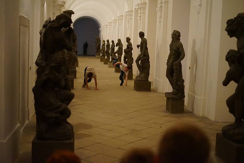 V kladrubském klášteře se uskutečnila Performance nazvaná Corridor Piece.