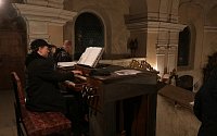 Při půlnoční zněly v Chodové Plané varhany, lidé zpívali u betléma