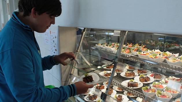 ŽÁK DEVÁTÉ TŘÍDY Základní školy v Přimdě  Aleš Bašta si vybírá z nabízených desertů ve vitríně. 