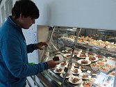 ŽÁK DEVÁTÉ TŘÍDY Základní školy v Přimdě  Aleš Bašta si vybírá z nabízených desertů ve vitríně. 