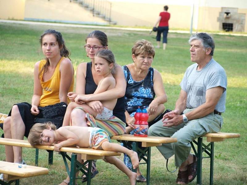 Zpěvačka MEk vystoupila na zahradě Muzea Českého lesa