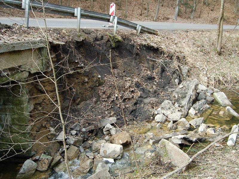 Poškozený most na silnici mezi Tachovem a Svobodkou