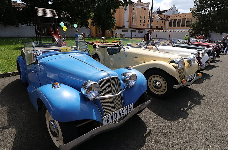 Ze západních Čech i dalších míst se do Chodové Plané v sobotu sjeli majitelé se svými stařičkými automobilovými veterány.