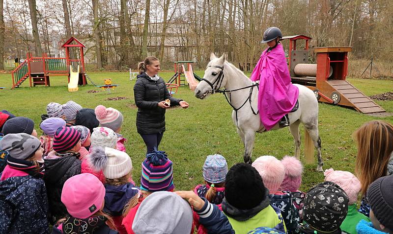 Děti vítaly Martina na bílém koni