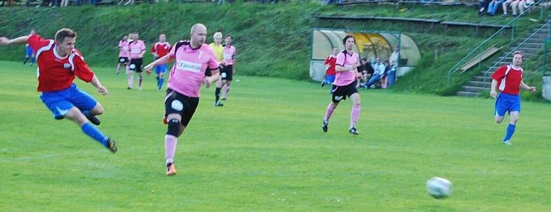  Přimdští fotbalisté prohráli v utkání 1.A třídy s Černicemi 2:3, skórovali Krýsl a Tkáč.