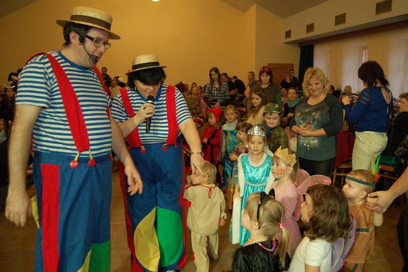 Sál kulturního domu v Kladrubech zaplnily děti v maskách.