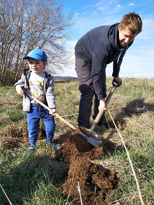 Malí Kutilové zkrášlují obec i její osady.