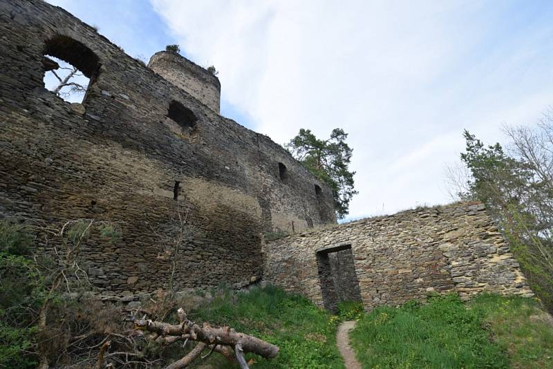 Romantická zřícenina hradu Gutštejn láká turisty k návštěvám.