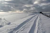 V zimě neudržovaný úsek silnice z Boněnova na Tachovsku do Bezvěrova na Chebsku.