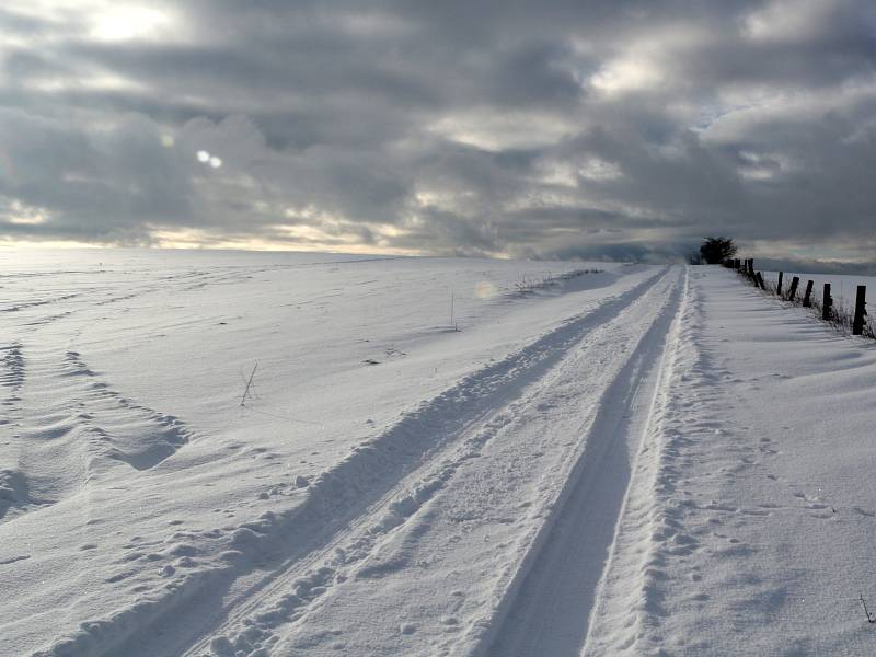 V zimě neudržovaný úsek silnice z Boněnova na Tachovsku do Bezvěrova na Chebsku.