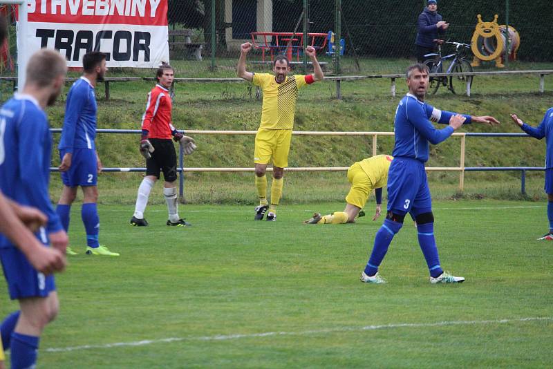 Tatran Chodov (ve žlutém) - TJ Chodský Újezd (v modrém) 2:2 (2:0), PK 3:4.