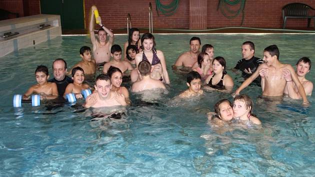 SETKALI SE V BAZÉNU. Děti z dětských domovů v Tachově a Plané dováděly v sobotu v tachovském bazénu. 