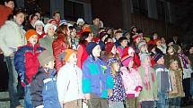 Dvěma stům návštěvníkům zazpíval vánoční koledy šedesátičlenný dětský sbor ze Základní školy v Přimdě 