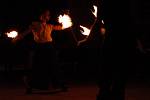 Ples hasičů v Chodové Plané prozářila ohnivá show