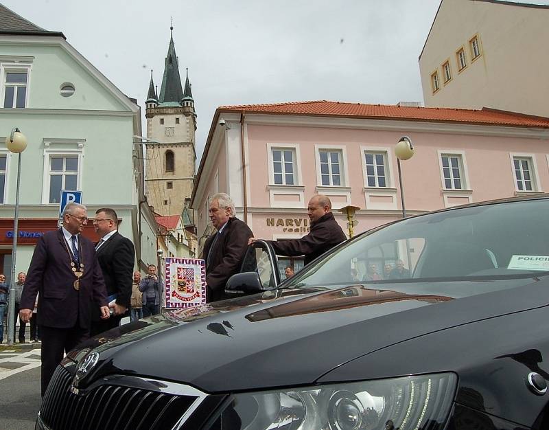 Prezident České repubilky během dvé oficiální návštěvy Plzeňského kraje zavítal také na Tachovsko.