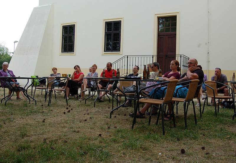 Hosté ze žlutického divadelního spolku Žlutiščan tachovské diváky dobře bavili.