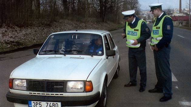 Policie kontrolovala přesnost rychloměrů.