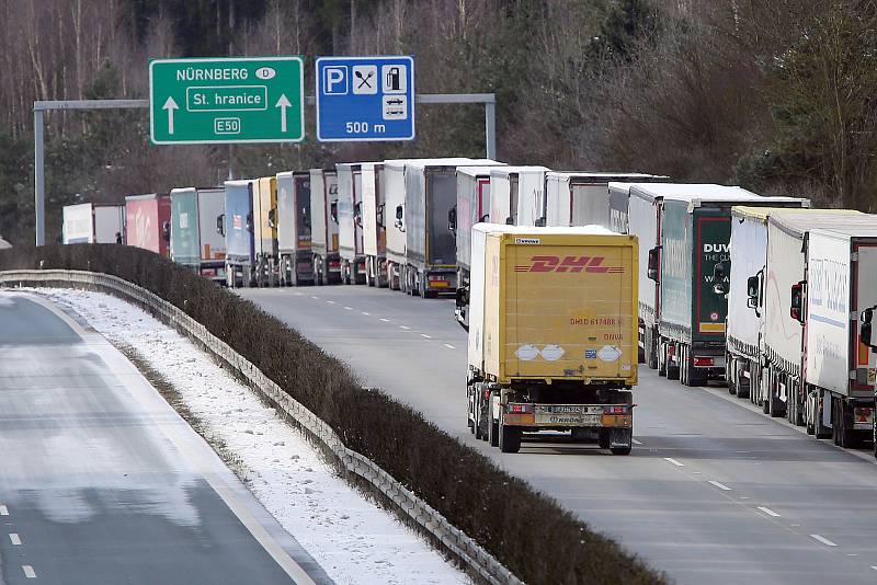 Pondělní kolony na D5 na hranicích s Německem v Rozvadově.