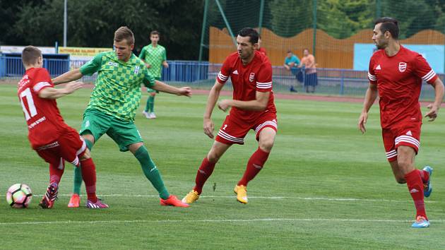 FK Tachov (v červených dresech) porazil doma Loko Vltavín 2:0.