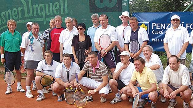 Účastníci tachovského tenisového turnaje.